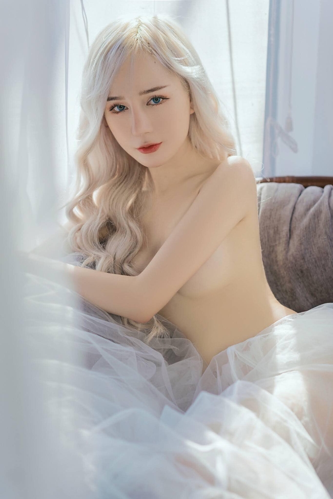 Ảnh gái xinh khỏa thân tóc trắng