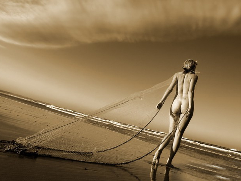 Ảnh nude đi trên bãi cát kéo lưới