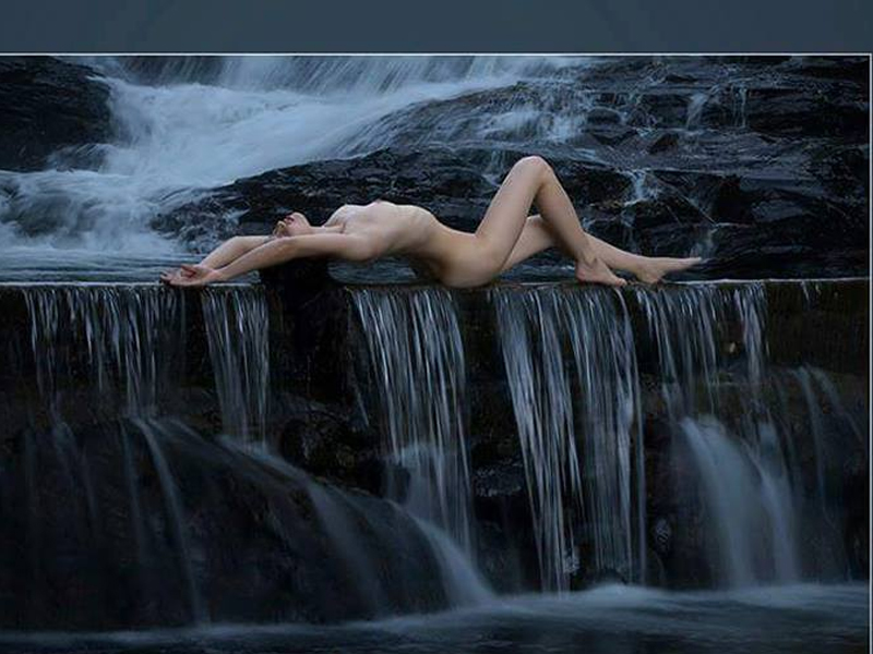 Hình ảnh nude nằm trên thác nước