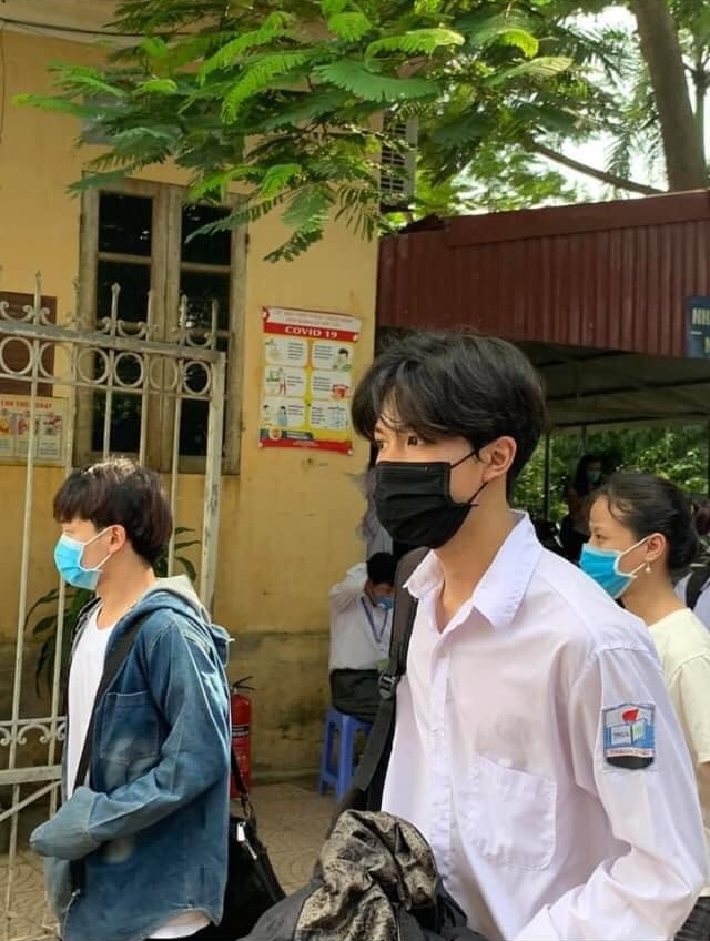 Ảnh học sinh mang face mask đi thi