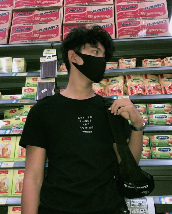Ảnh trai mang face mask trong siêu thị