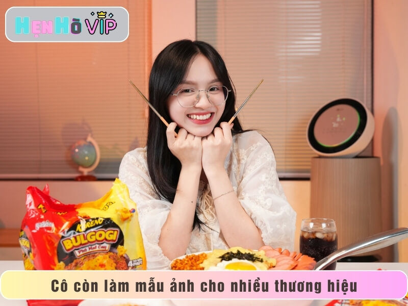 Cô còn làm mẫu ảnh cho nhiều thương hiệu