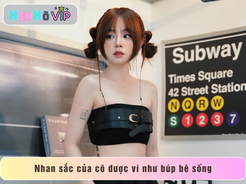 Nhan sắc của cô được ví như búp bê sống