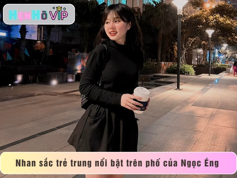Nhan sắc trẻ trung nổi bật trên phố của Ngọc Éng