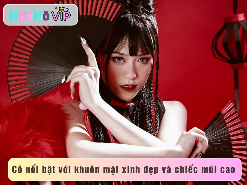 Cô nổi bật với khuôn mặt xinh đẹp và chiếc mũi cao