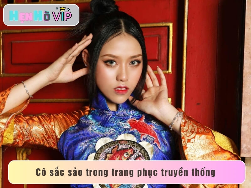 Cô sắc sảo trong trang phục truyền thống