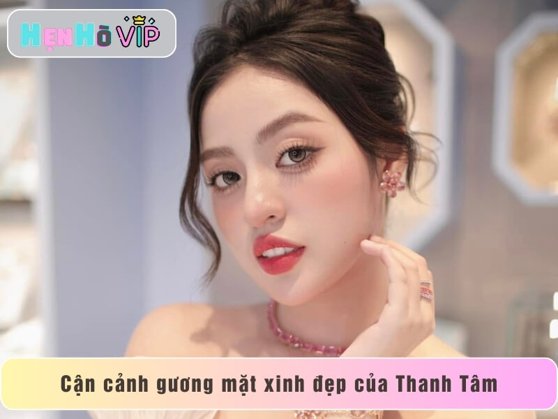 Cận cảnh nhan sắc gần đây của cô