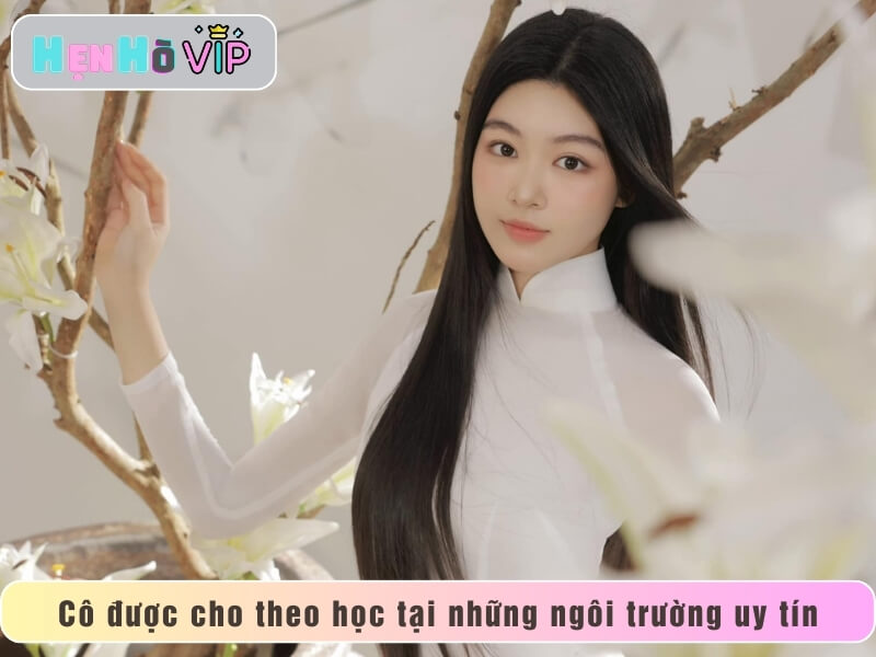 Cô được cho theo học tại những ngôi trường uy tín