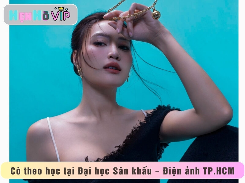 Cô theo học tại Đại học Sân khấu – Điện ảnh TP.HCM