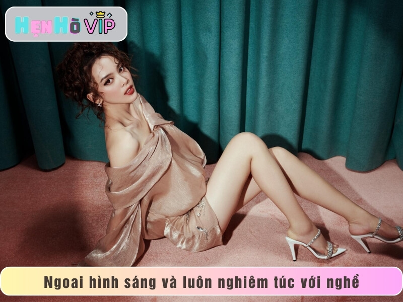 Ngoại hình Quỳnh Lương sáng và luôn nghiêm túc với nghề