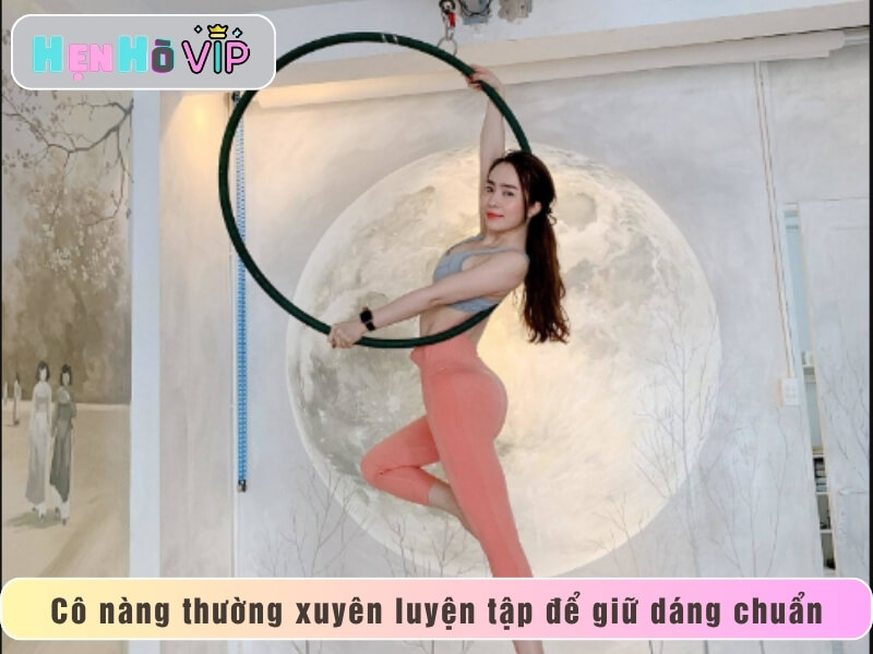 Cô nàng thường xuyên luyện tập để giữ dáng chuẩn