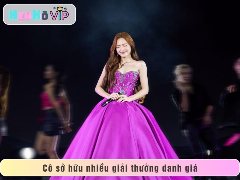 Hòa đoạt nhiều giải thưởng danh giá