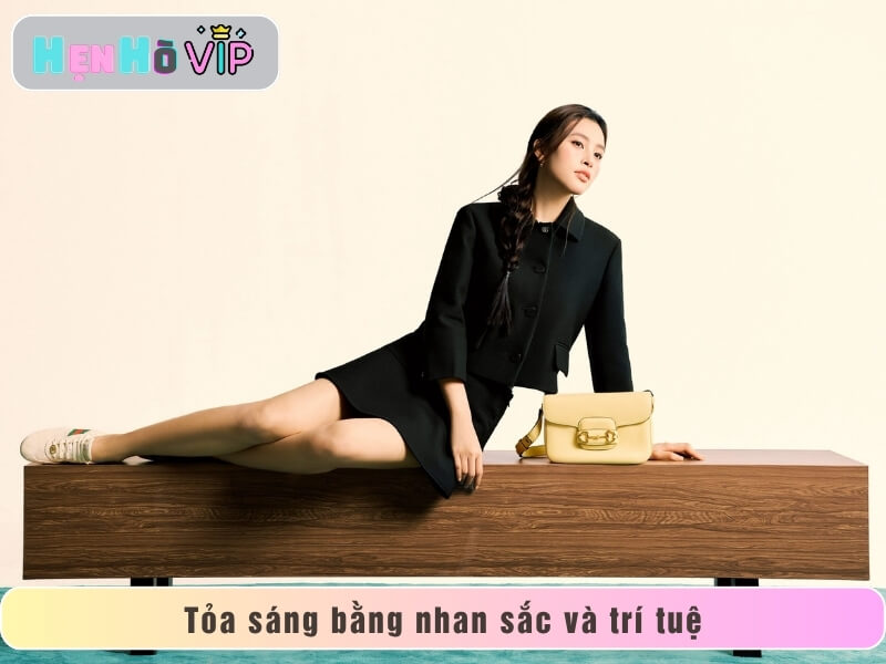 Tiểu Vy tỏa sáng bằng nhan sắc và trí tuệ